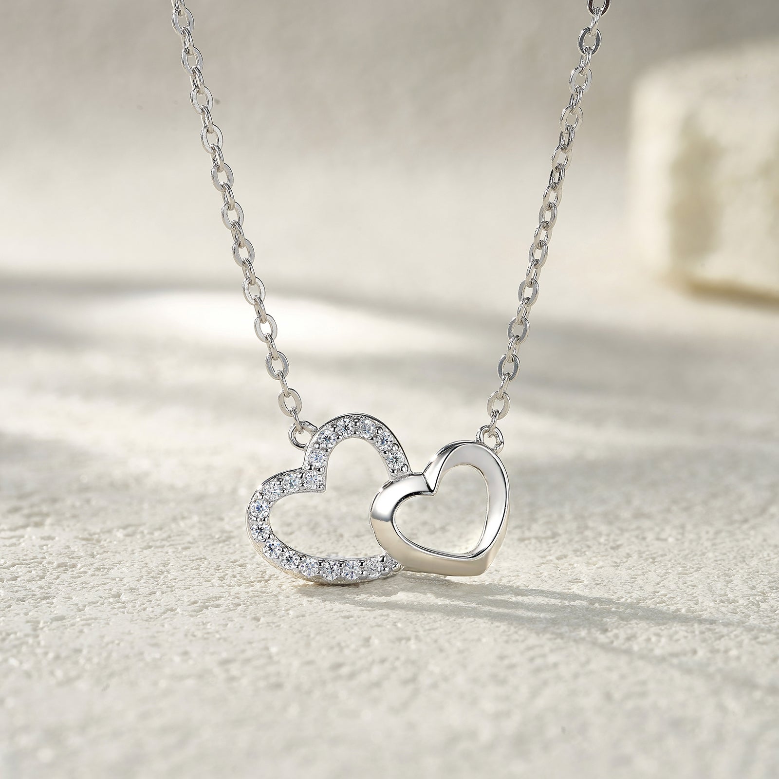 A Luxurious and Fashionable Minimalist Jewelry Pendant Necklace Featuring Top-quality Moissanite, Made Of S925 Silver Electroplated With Platinum.
