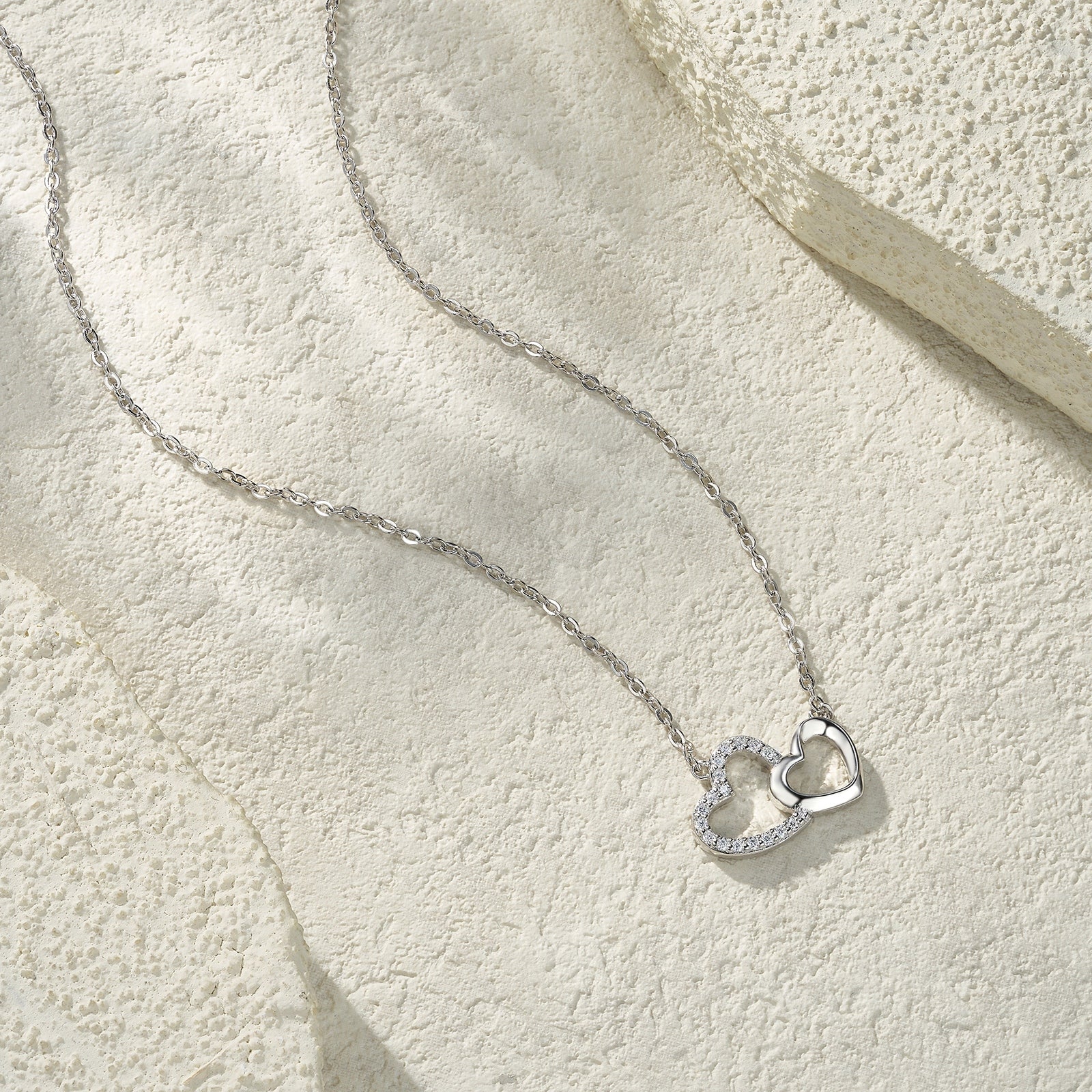 A Luxurious and Fashionable Minimalist Jewelry Pendant Necklace Featuring Top-quality Moissanite, Made Of S925 Silver Electroplated With Platinum.