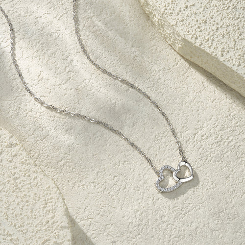 A Luxurious and Fashionable Minimalist Jewelry Pendant Necklace Featuring Top-quality Moissanite, Made Of S925 Silver Electroplated With Platinum.