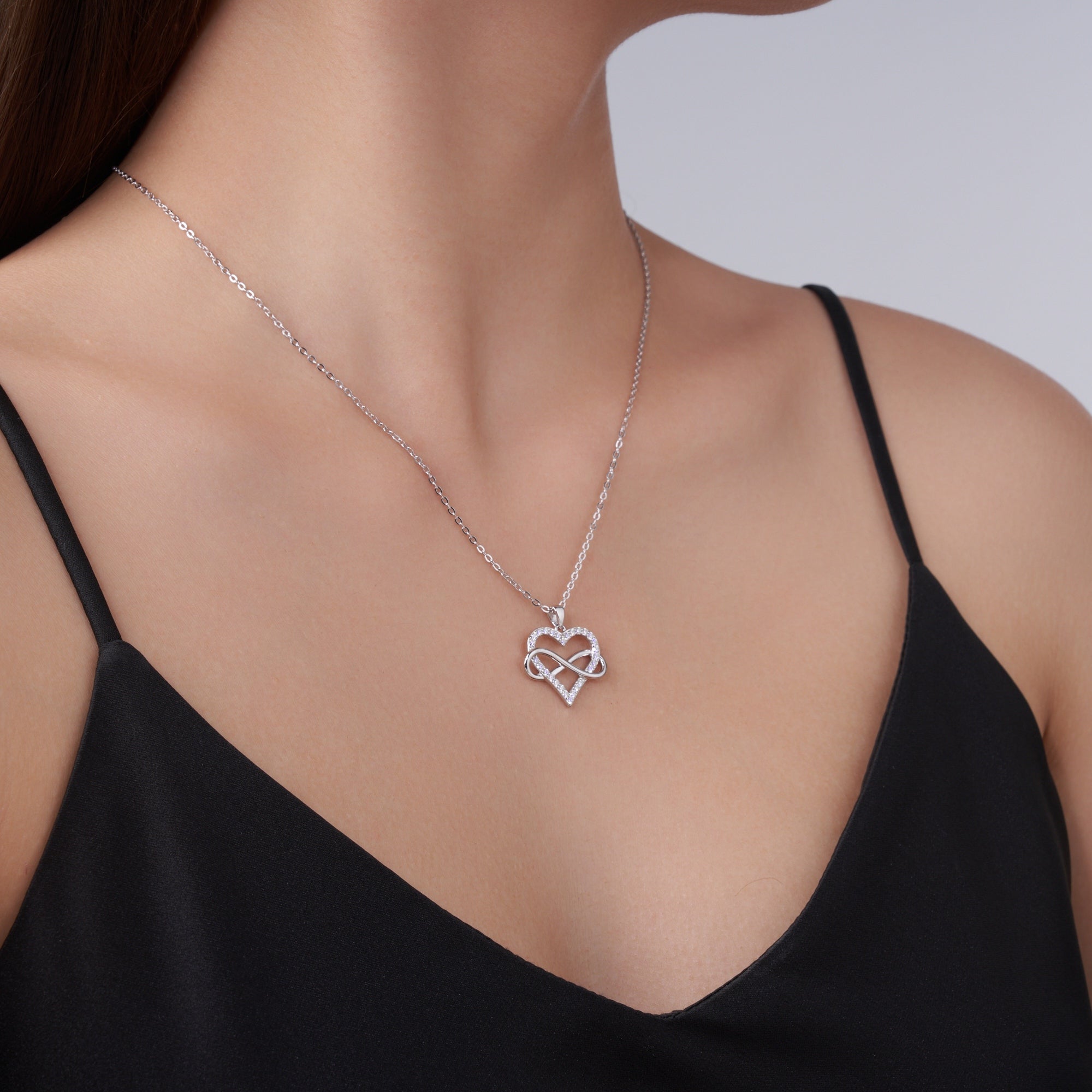 A Luxurious and Fashionable Minimalist Jewelry Pendant Necklace Featuring Top-quality Moissanite, Made Of S925 Silver Electroplated With Platinum.